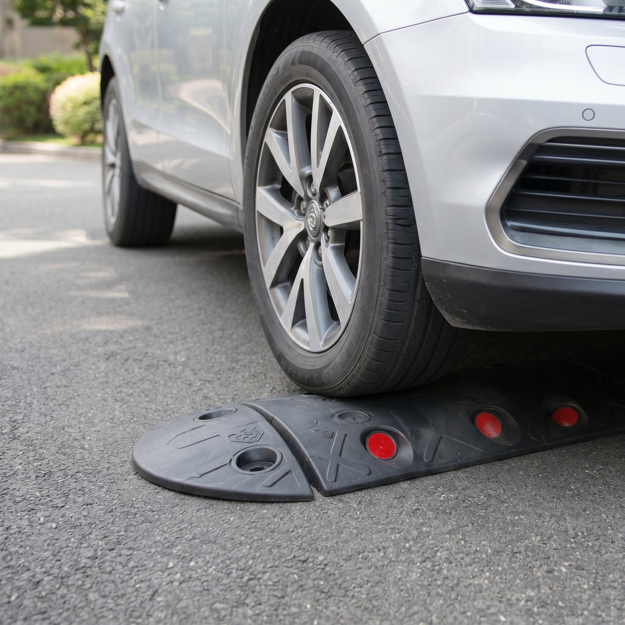 Modular Speed Bump 40mm – Bolt-Down Traffic Calming Ramp with Reflectors, Yellow/Black Sections — image 5