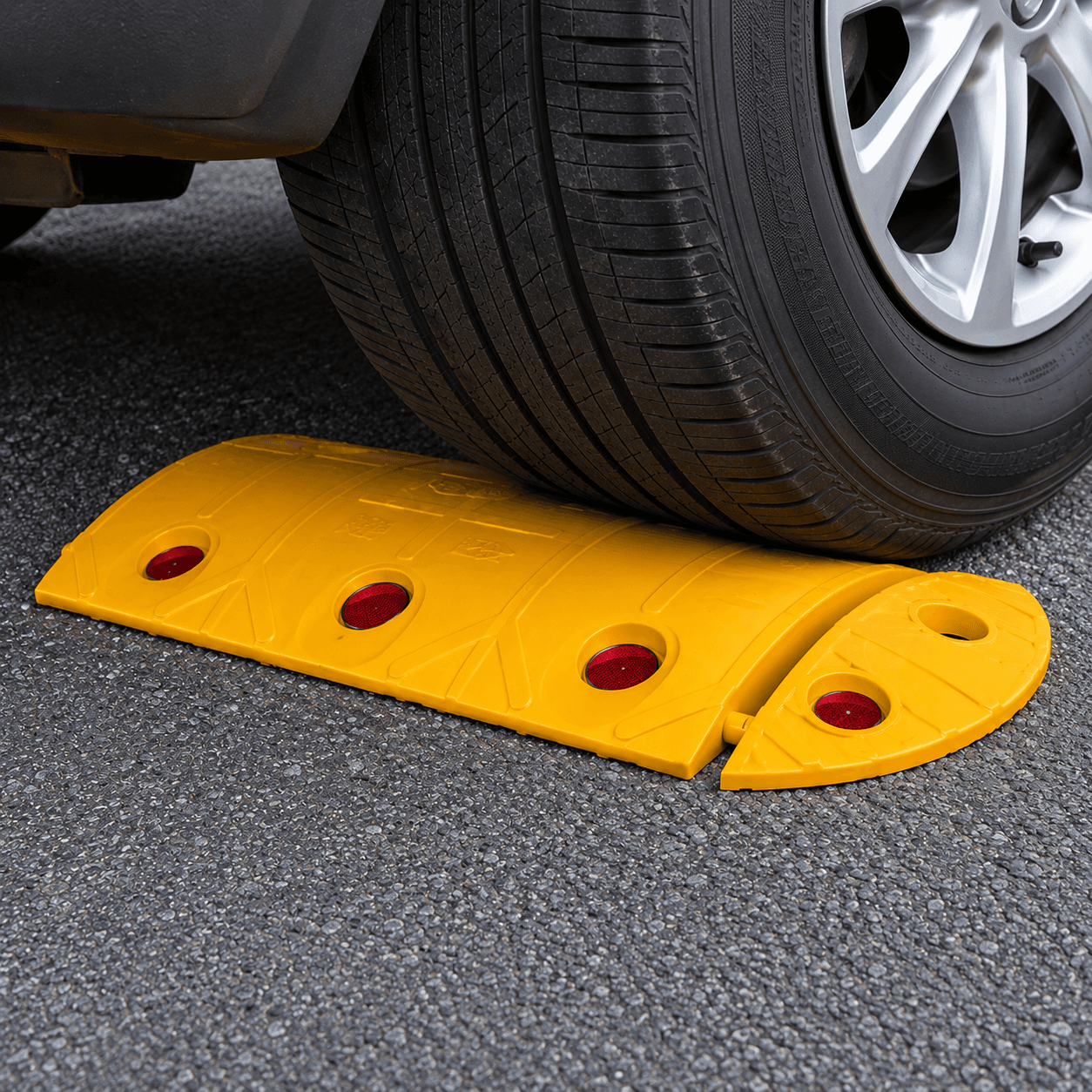 Modular Speed Bump 40mm – Bolt-Down Traffic Calming Ramp with Reflectors, Yellow/Black Sections — image 3